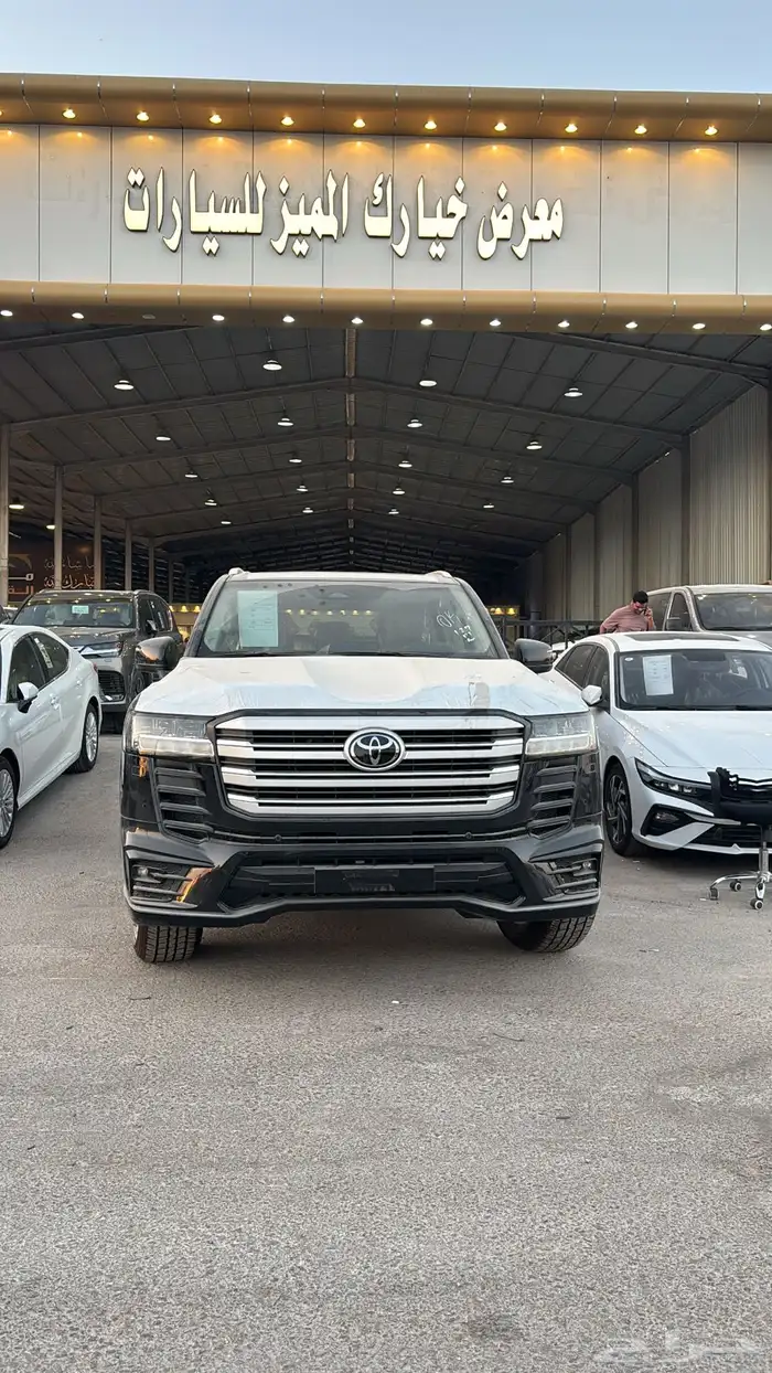 تويوتا لاندكروزر 2025 L5 اسود  ابيض 9