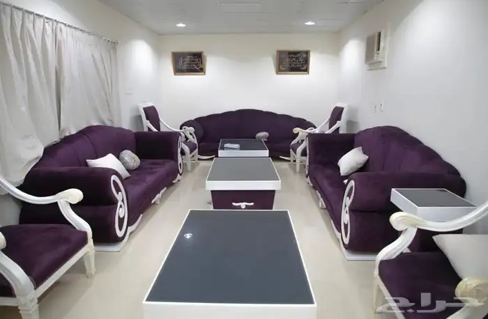 للبيع كنب مجلس مع طاولات 0