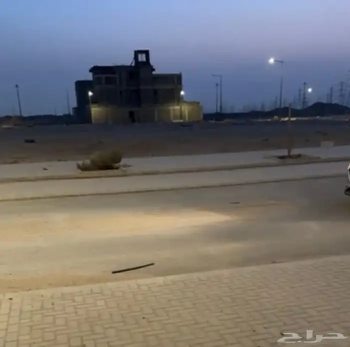 للبيع ارض في حي السحاب م300 شارع 20م 4