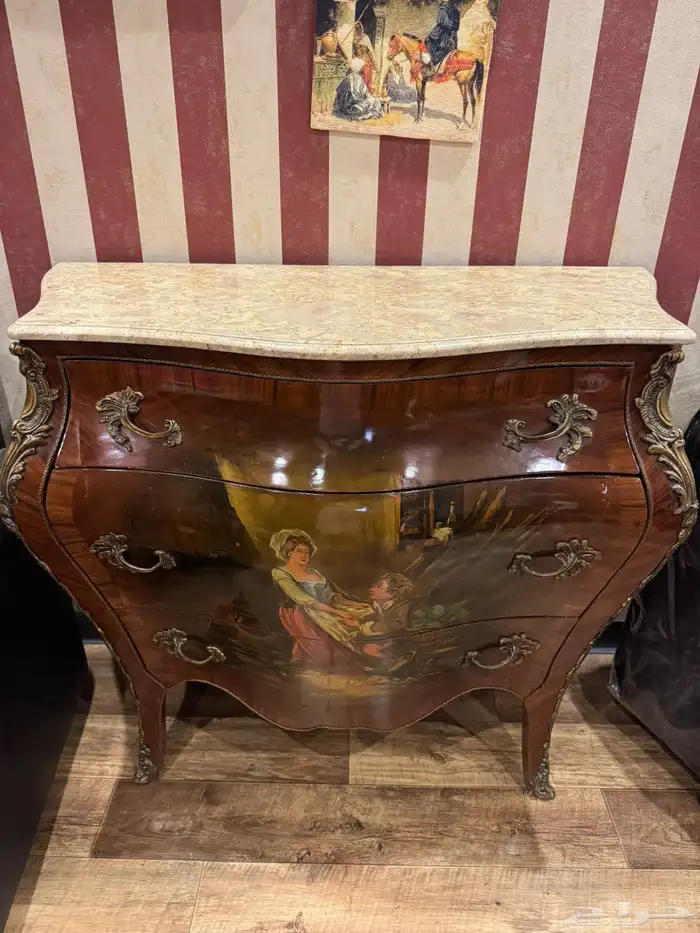 كومود فرنسي فاخر بلمسات فنية ورسومات يدوية وسطح رخامي طبيعي 1