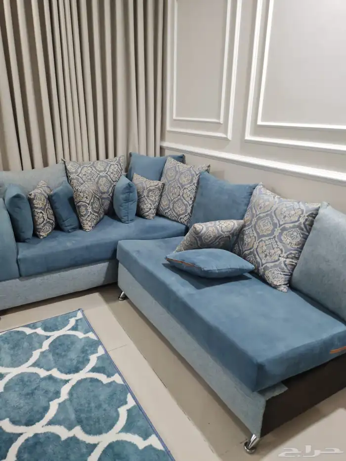 كنب مع فرشه وطاولة 1