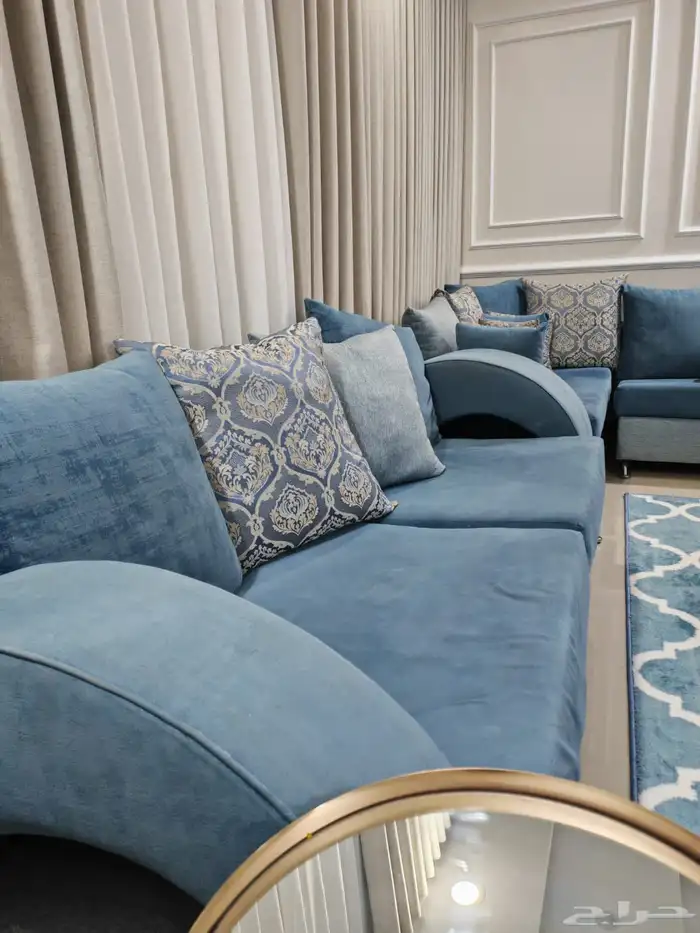 كنب مع فرشه وطاولة 3