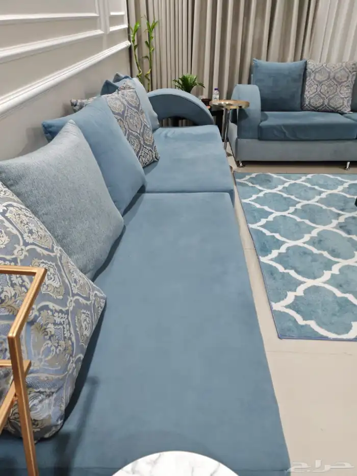 كنب مع فرشه وطاولة 2