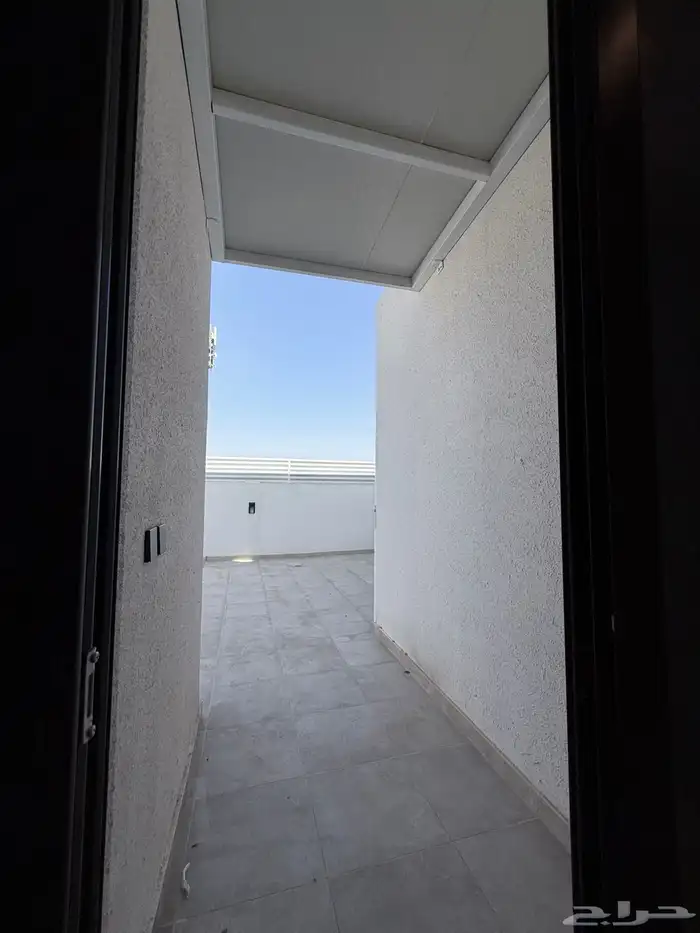 شقة جديدة بتصميم حديث للايجار بحي العارض 4