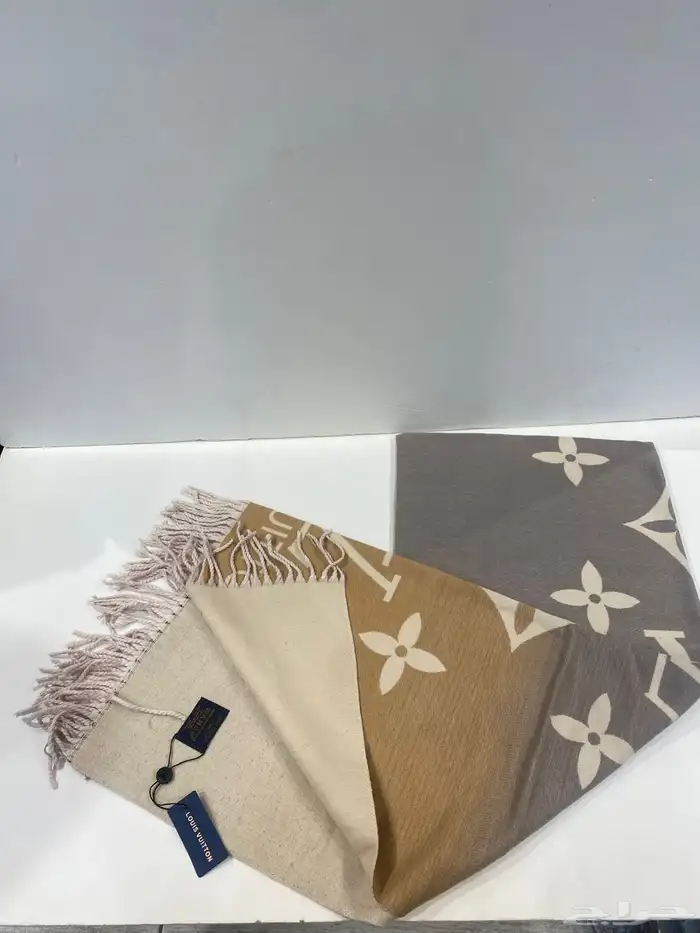 شالات الشتاء من عده البراندات العالميه متوفره الان 32