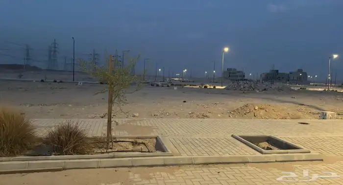 للبيع ارض في حي السحاب م300 شارع 20م 0