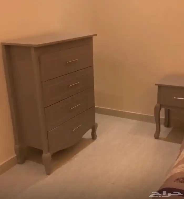 غرفة نوم كبيره مع تسريحه وشفنيره ودولاب وكمودينه 0