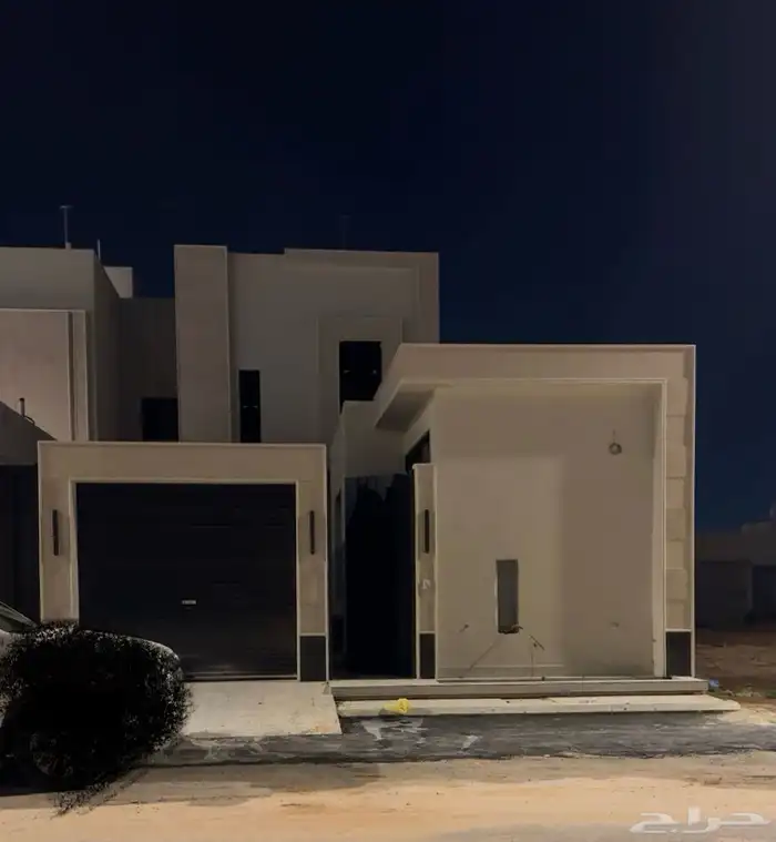 للبيع فيلا فاخرة في حي الملك فهد 1