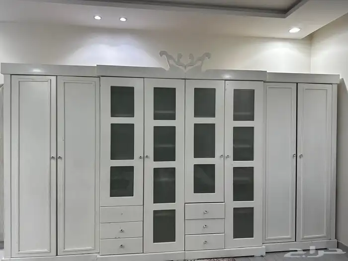 دولاب كبير مقسم وتسريحة وثلاث دواليب صغار 0