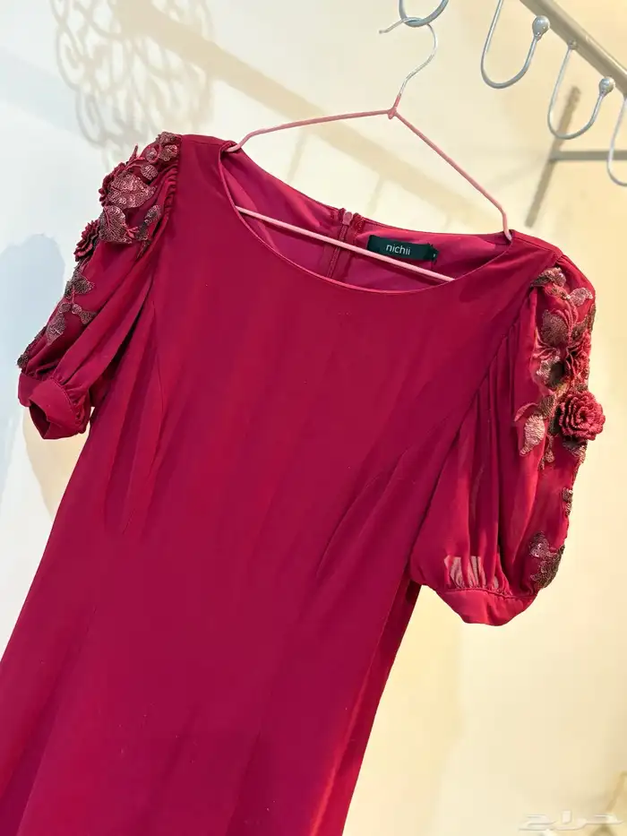 فستان أحمر أنيق ونظيف من نتشي للبيع. 0