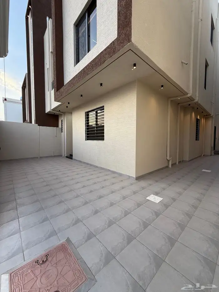 للبيع شقه ارضيه ببايكة سيارة وشقه علويه ف ابها حي الزهور 2