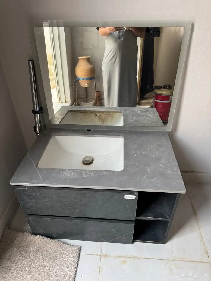 مغسلة نظيفة جدا معلقة مع مراية 0