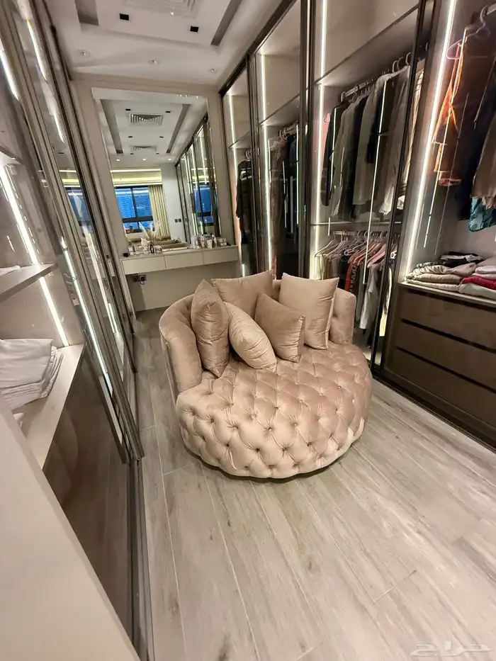 كنبه داىريه كبيره لون بيج على بنك حديده تماما لم استخدم 1