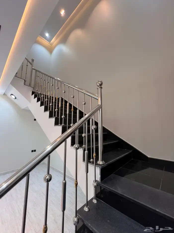 للبيع فيلا روف دور ثاني مع ملحق حى الراقى خميس مشيط 28