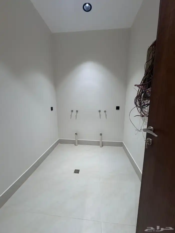 للبيع شقق علويه مع ملحق خاص وسطح حى الحسام 15