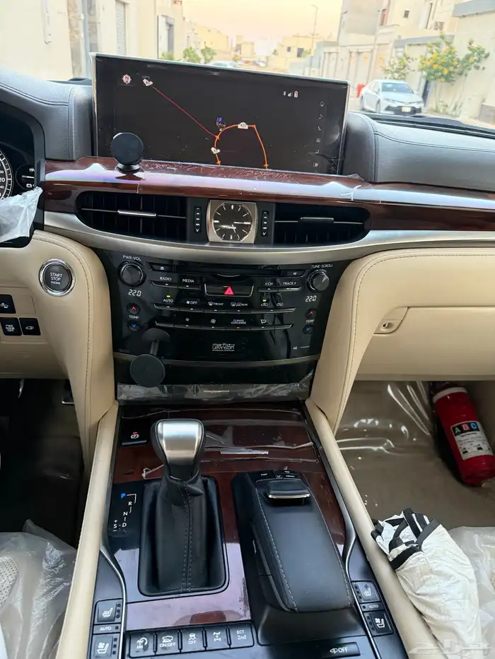 تم البيع تم البيع لكزس LX 2016 عداد 128 شرط 35