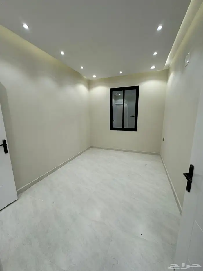 للبيع بجوار كوبري مطار أبها شقق تمليك علوي درج داخلي للسطح 5