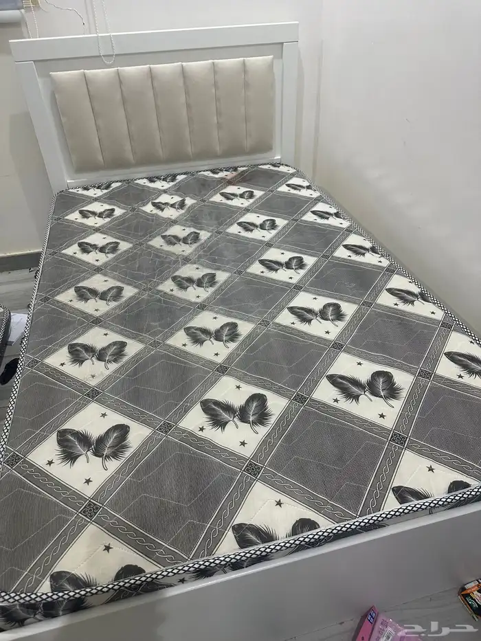 سرير وكومدنتين وتسريحه 0