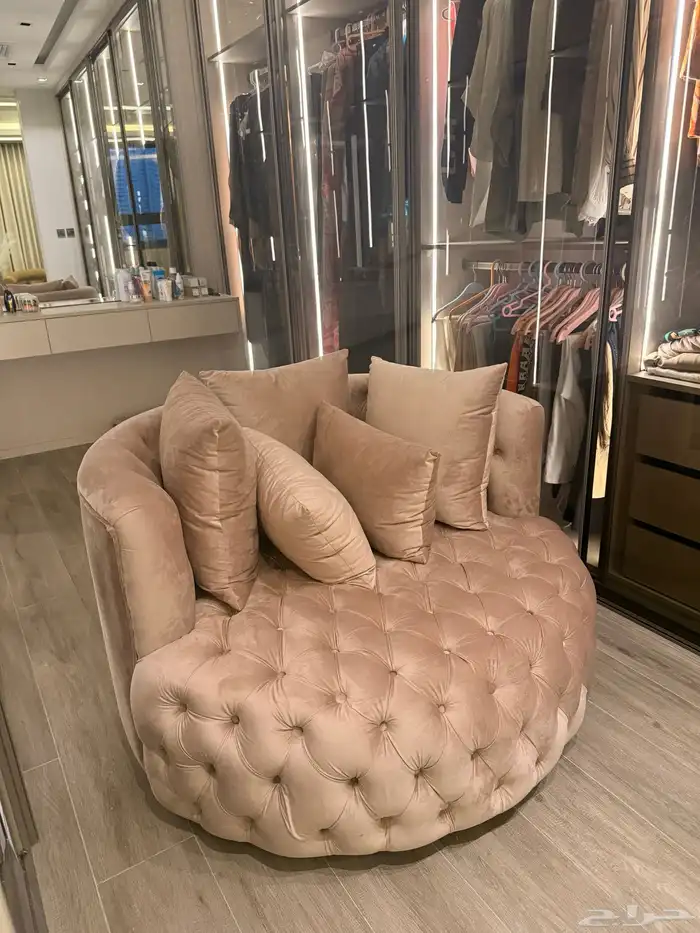 كنبه داىريه كبيره لون بيج على بنك حديده تماما لم استخدم 0