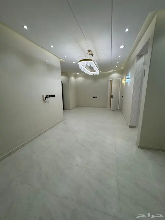 للبيع بجوار كوبري مطار أبها شقق تمليك علوي درج داخلي للسطح 7