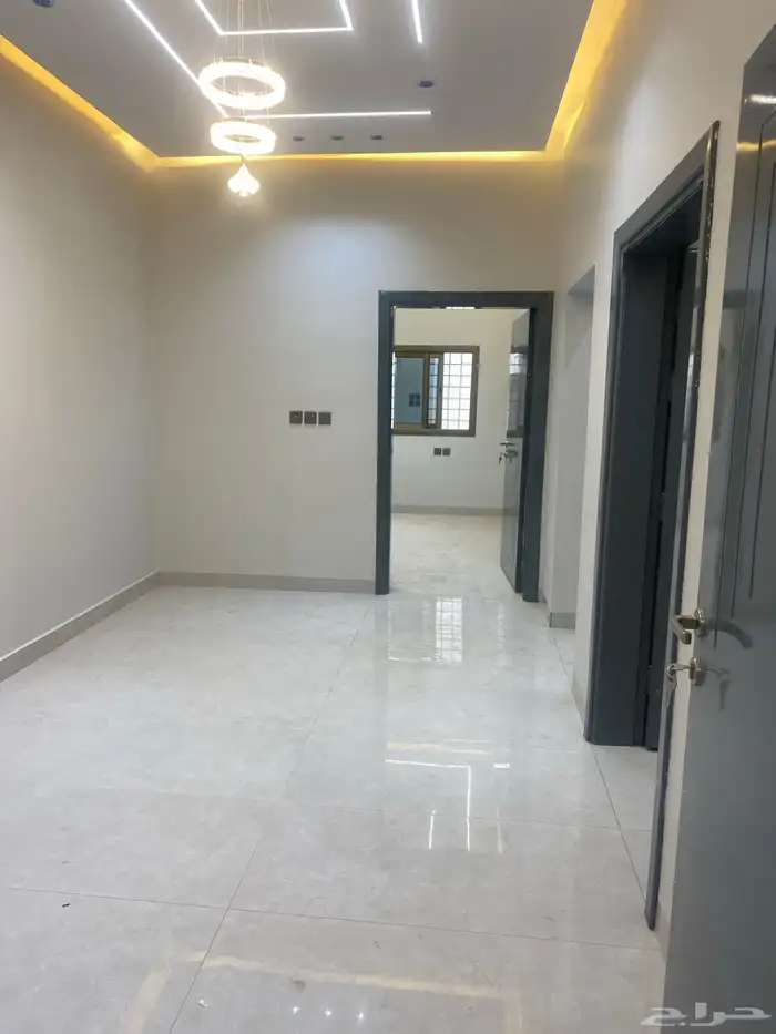 شقه ثلاث غرف جديده وخمس غرف عمرها سنه متوفره 1