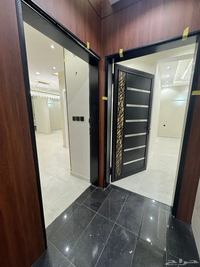 للبيع بجوار كوبري مطار أبها شقق تمليك علوي درج داخلي للسطح 1