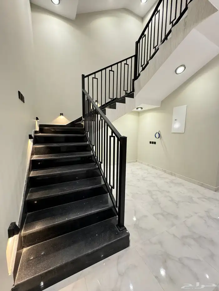 للبيع فلة مع مشب تصميم حديث موقع مميز 13