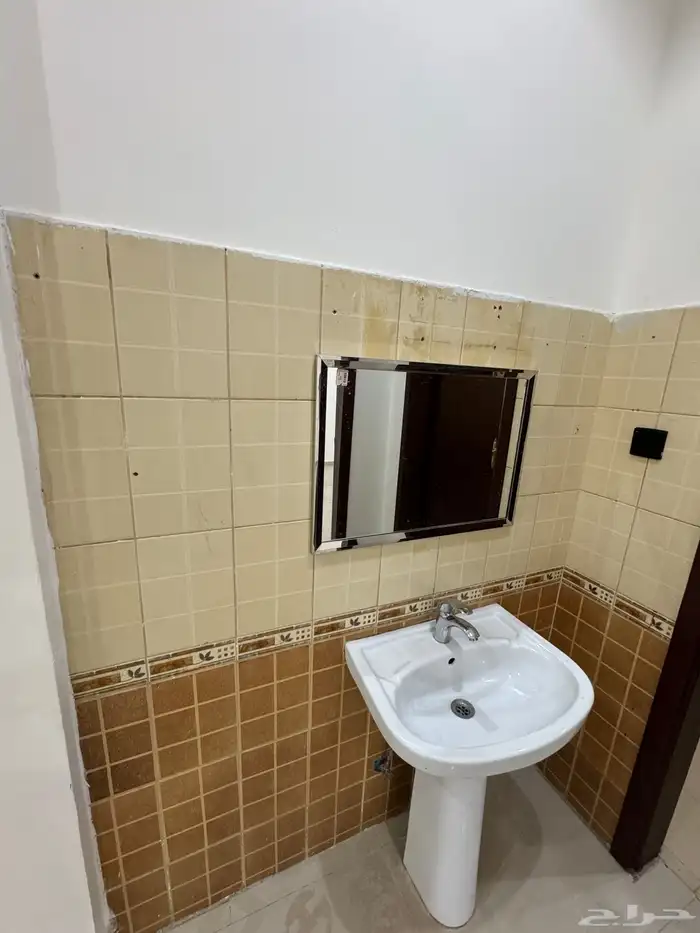 شقه ثلاث غرف وصاله للايجار حي القادسيه 6