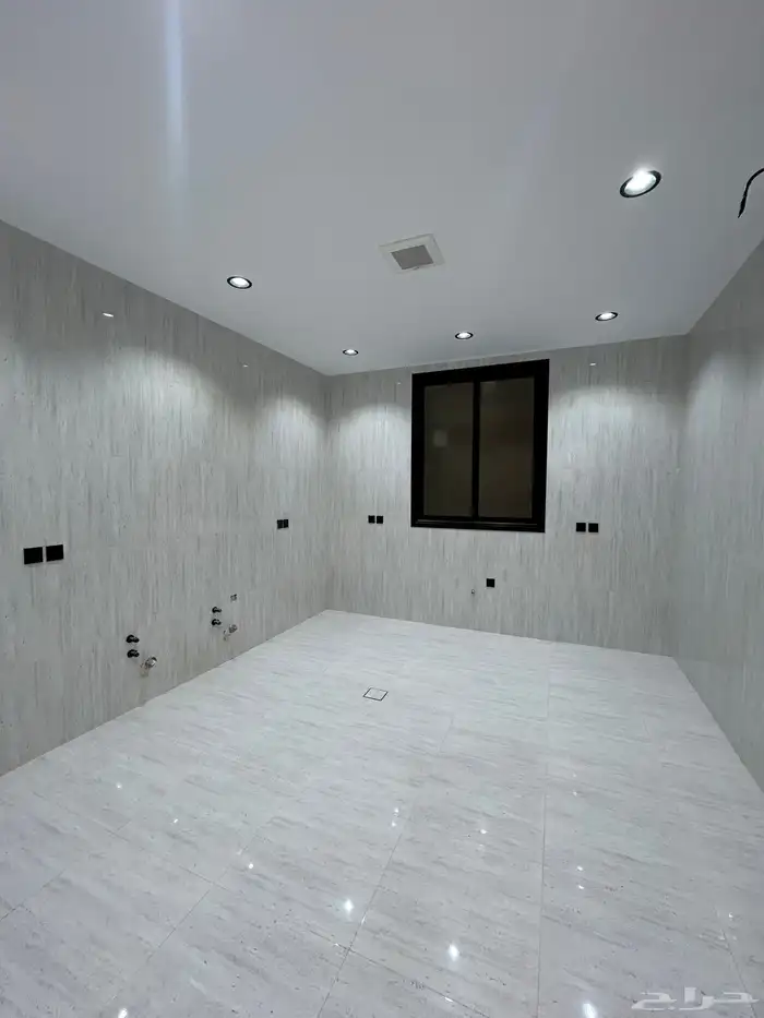 للبيع شقق علوية وأرضية مساحة واسعة مكتملة الخدمات حي الطلح 10