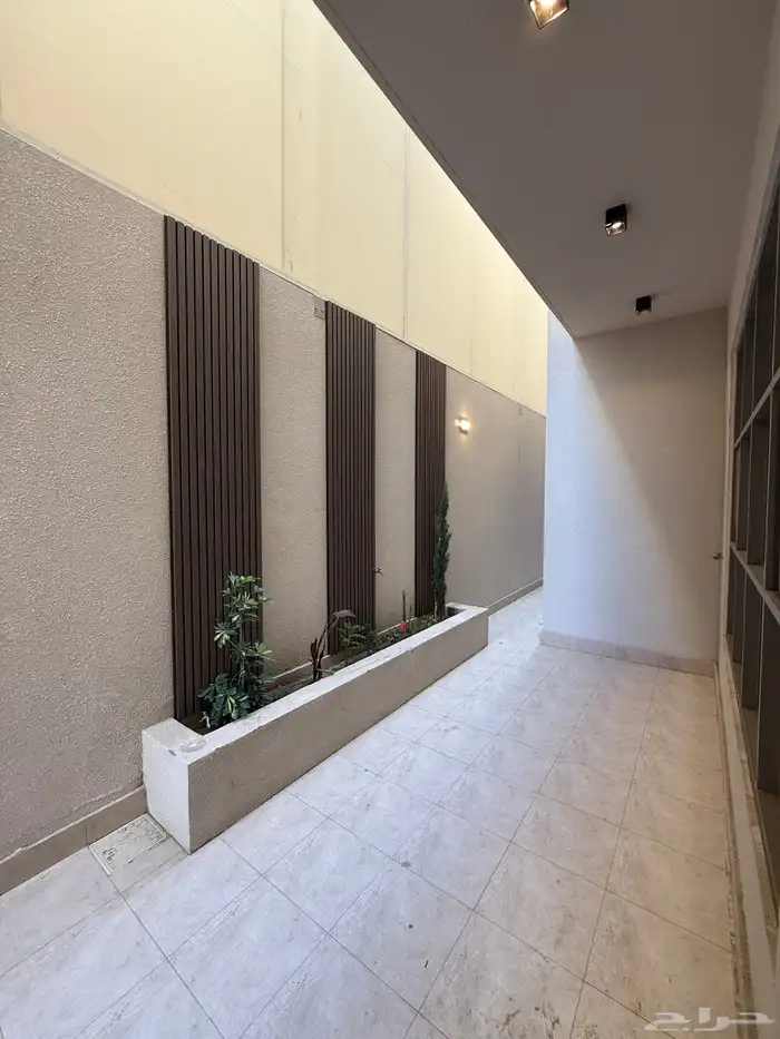 للبيع شقه ارضيه ببايكة سيارة ف حي المصيف مقابل نادي ضمك 12