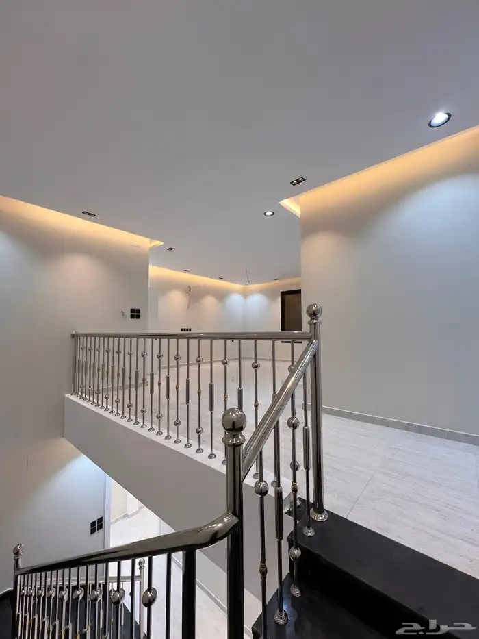 للبيع فيلا روف دور ثاني مع ملحق حى الراقى خميس مشيط 29