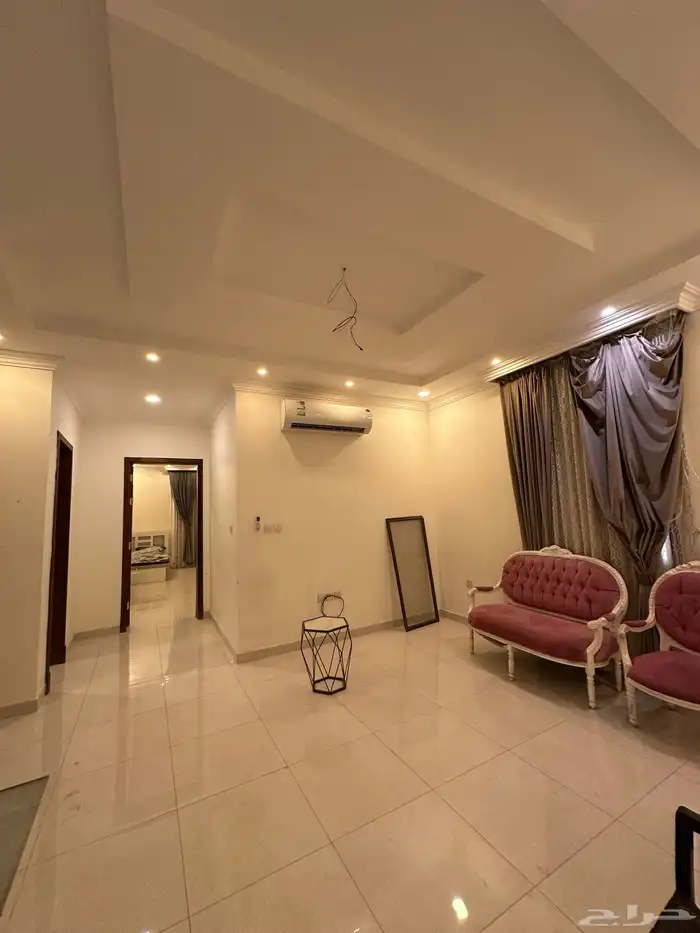 للايجار فيلا كبيرة موؤثثة في حي الشعلة 10