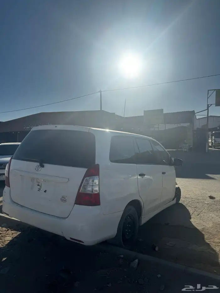 انوفا مصدومه للبيع 5