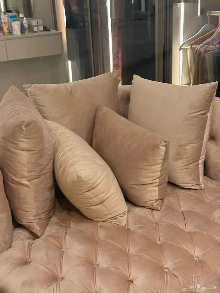 كنبه داىريه كبيره لون بيج على بنك حديده تماما لم استخدم 2