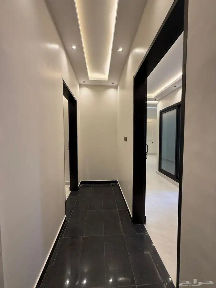 للبيع شقه ارضيه ببايكة سيارة وشقه علويه ف ابها حي الزهور 24