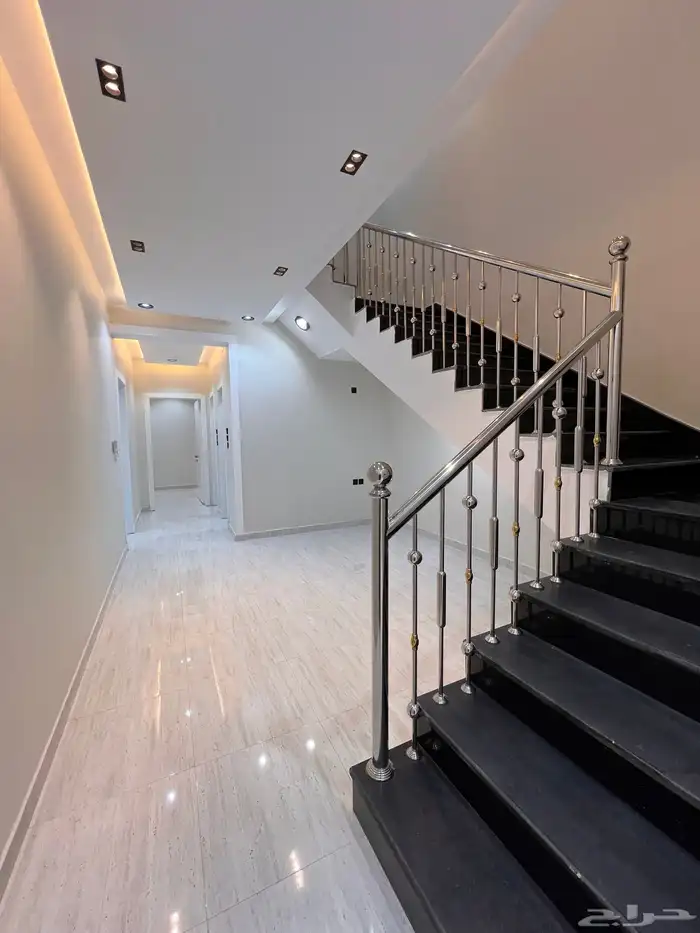 للبيع فيلا روف دور ثاني مع ملحق حى الراقى خميس مشيط 14