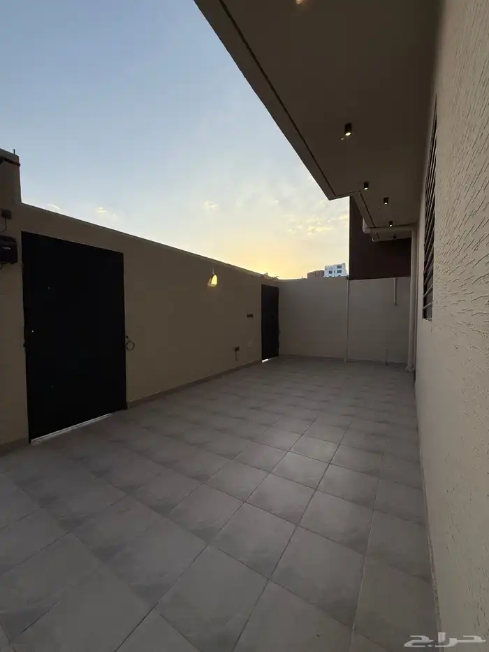 للبيع شقه ارضيه ببايكة سيارة وشقه علويه ف ابها حي الزهور 4