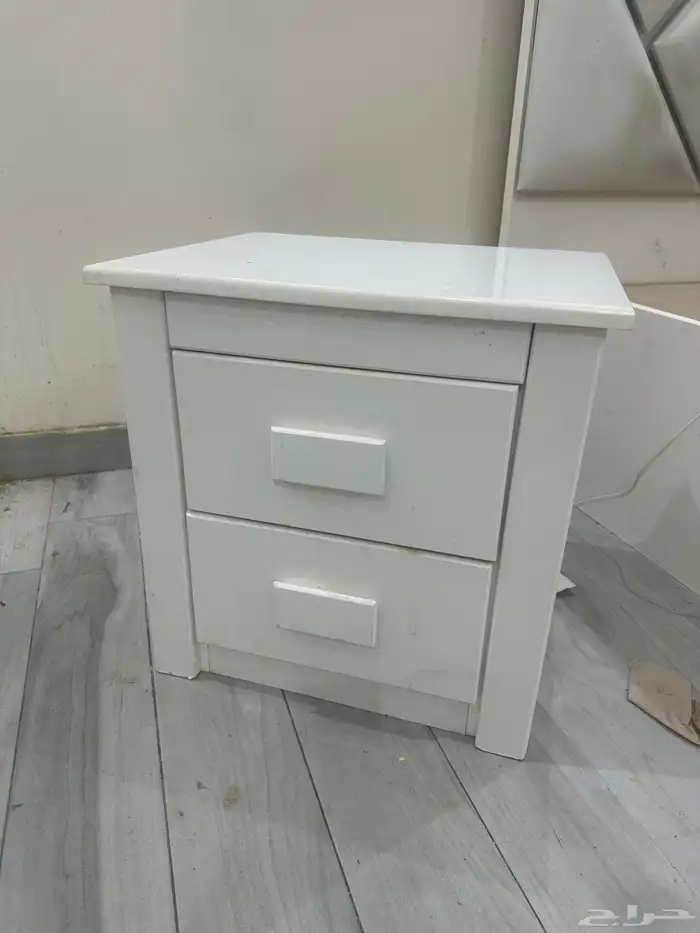 سرير وكومدنتين وتسريحه 1