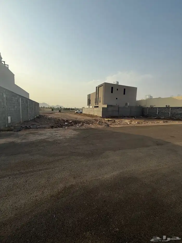 للبيع ارض في حي الزهرة (ج) م 230 شارع 14م غربي 8