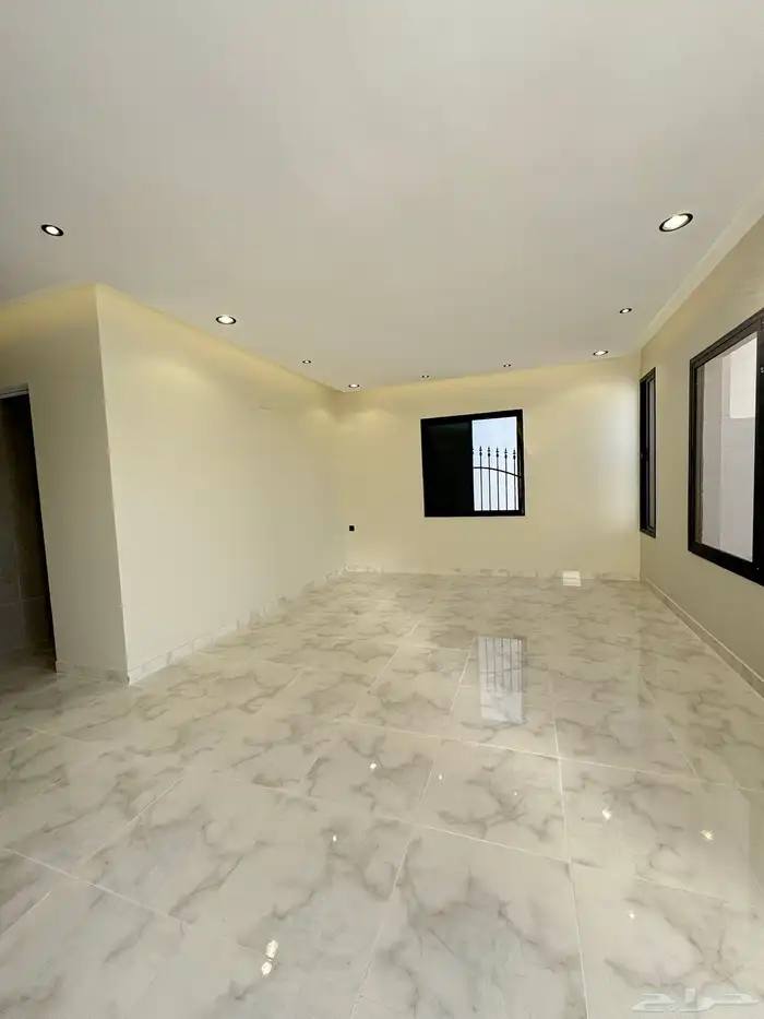 للبيع فلة مع مشب تصميم حديث موقع مميز 16