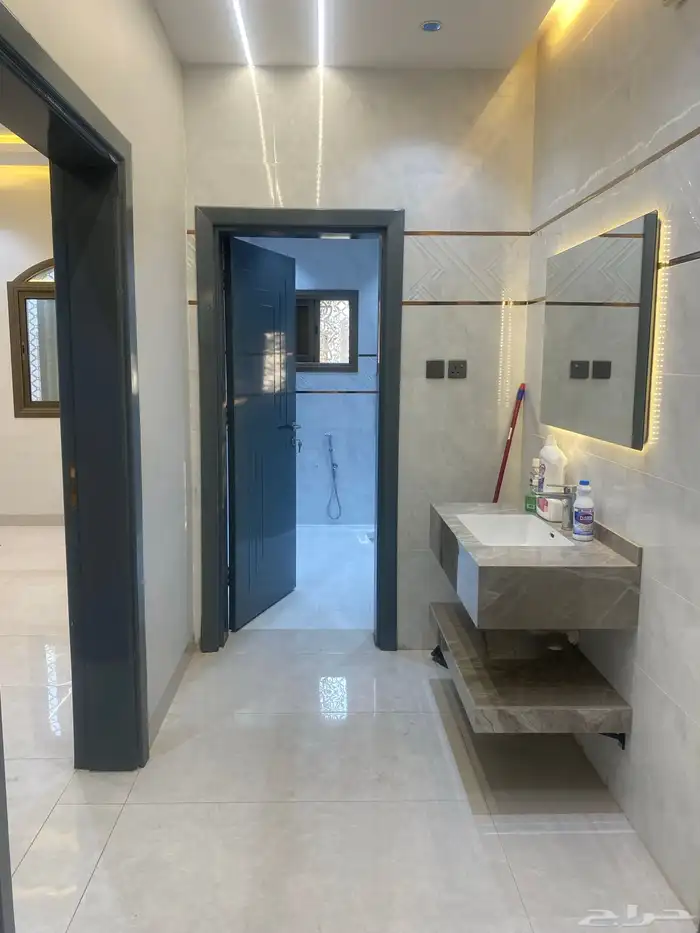 شقه ثلاث غرف جديده وخمس غرف عمرها سنه متوفره 3