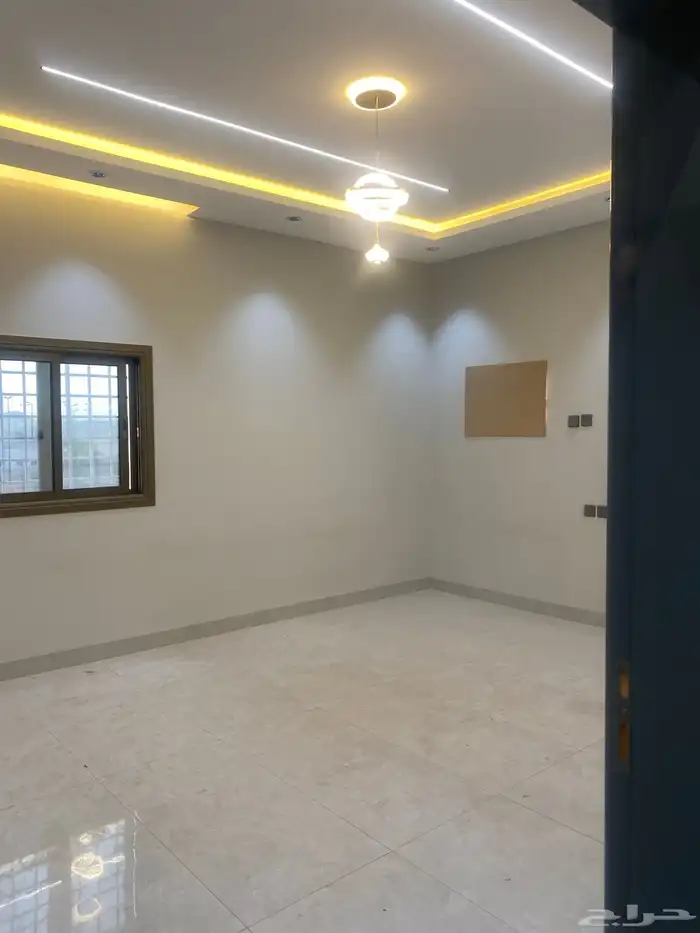 شقه ثلاث غرف جديده وخمس غرف عمرها سنه متوفره 2