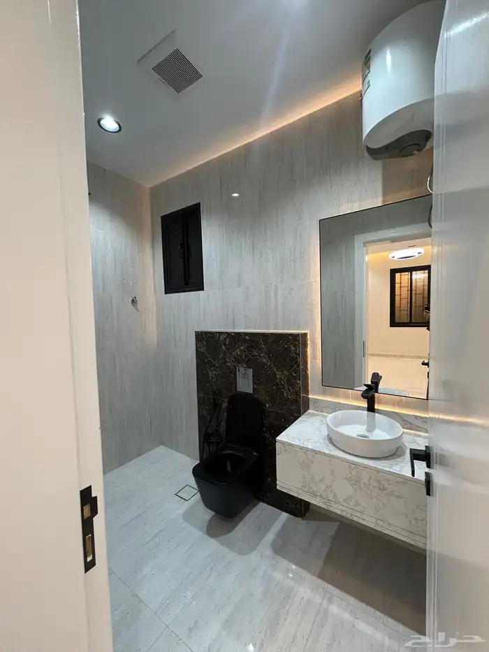 للبيع شقق علوية وأرضية مساحة واسعة مكتملة الخدمات حي الطلح 14