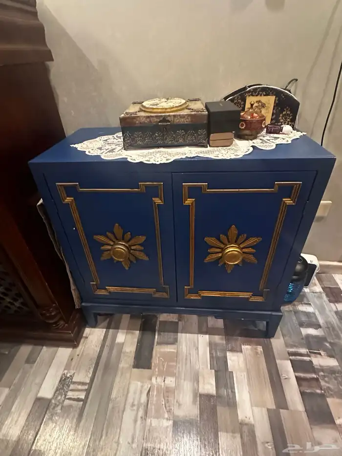 خزانة فخمة باللون الأزرق الملكي مع تفاصيل ذهبية أنيقة 1