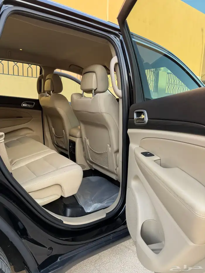 جيب شيروكي لاريدو 2020 أسود ملكي منوه 11