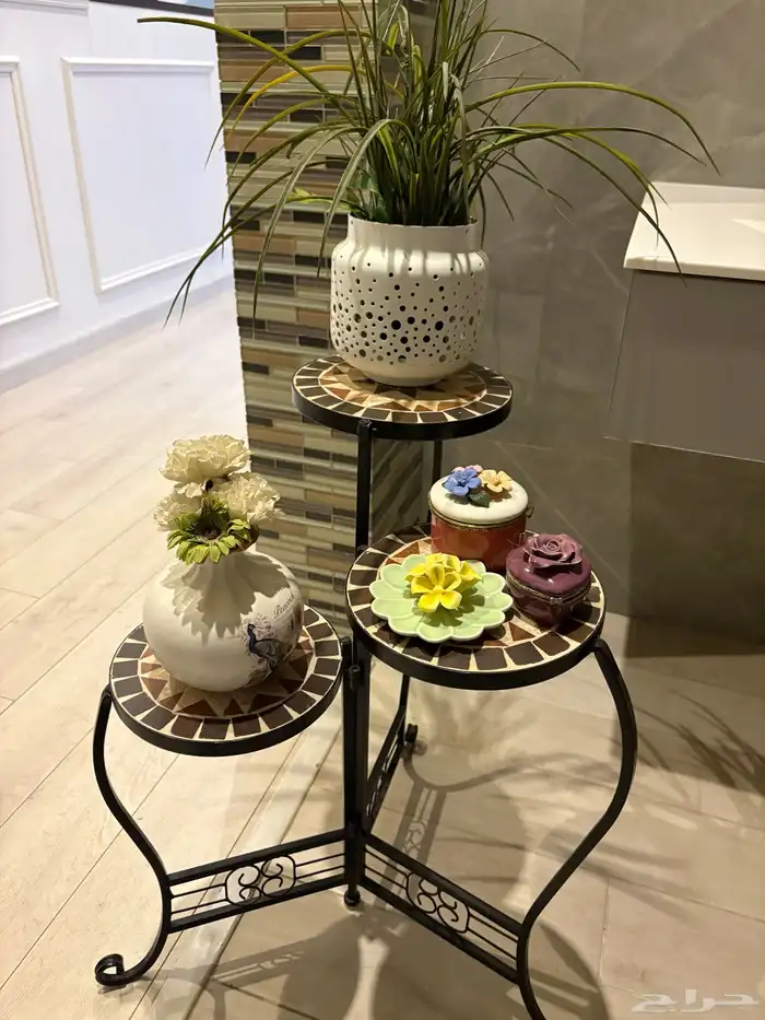 طاوله مع تحف 0