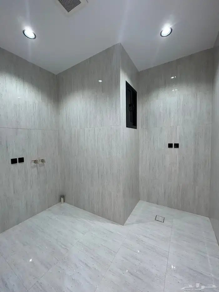 للبيع شقق علوية وأرضية مساحة واسعة مكتملة الخدمات حي الطلح 9