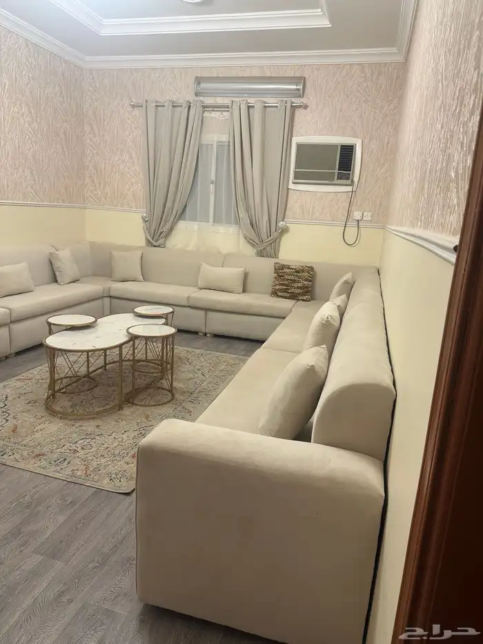 كنب مع ستارتين و الطاوله قهوه مع ثلاث خدمه 1