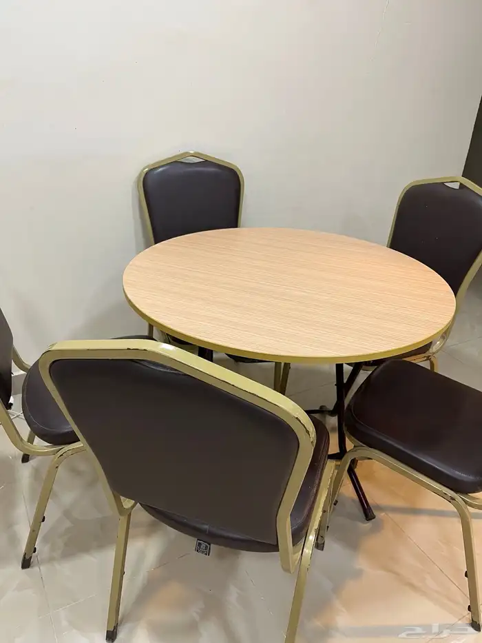 طاوله مع 5 كراسي وفرشه 4X3 0
