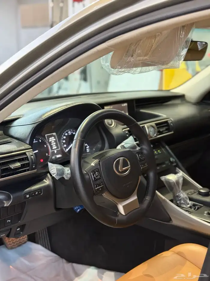 للبيع لكزس is300 موديل 2018 وكاله 7
